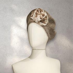 BOINA beig,  con aplicación de flor al tono en lana merina enfieltrada | 2348 | Artesania Textil