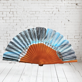 ABANICO semipericón, color caoba, dibujo de flor de grandes pétalos, en madera lacada , tamaño grande | 2389 | Artesania Textil