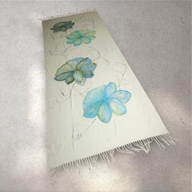 PASMINA, bufanda, color marfil, dibujo de flor azul y verde, tacto cashmere, lana | 2275 | Artesania Textil