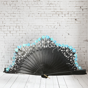 ABANICO baraja con calado,  color negro, dibujo de flor azul, madera de arce lacado, tamaño medio | 2141 | Artesania Textil