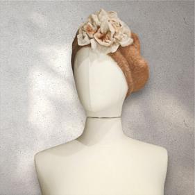 BOINA, beig,  con aplicación de flor cruda y camel en lana enfieltrada | 2353 | Artesania Textil