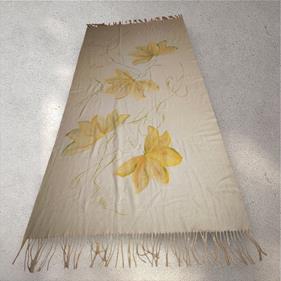 PASMINA, bufanda, color visón, dibujo de flor beig y ocre, tacto cashmere, lana | 2430 | Artesania Textil