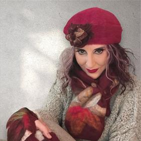 BOINA, granate  con aplicación de flor al tono en lana enfieltrada | 2342 | Artesania Textil