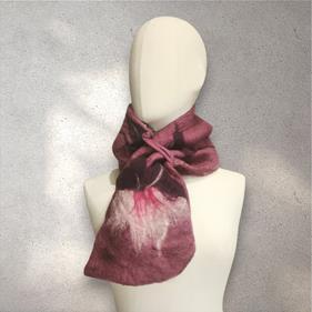 CUELLO, en tono rosa empolvado con diseño de flor, en lana merino afieltrada, con interior de modal tèrmico, para evitar alergias. | 2320 | Artesania Textil