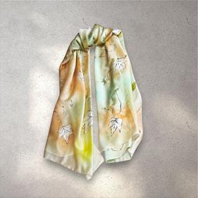 FULAR, en Seda satén, en degradado beig , dibujo de hojas | 1918 | Artesania Textil