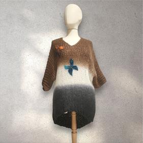 JERSEY, PULL, Maxi pull oversize de punto abierto en degrade del marron al azul, con aplicación de mariposas de lana enfieltradas | 2252 | Artesania Textil