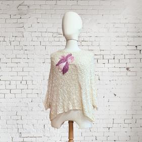 CAMISETA, PULL, calado color crudo con aplicación bordada de flor en rosa de lana enfieltrada, escote en barco, manga francesa | 2475 | Artesania Textil