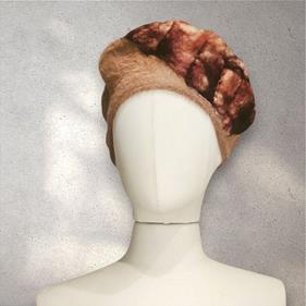 BOINA, patch beig con bordado de patch en tonos naturales en lana enfieltrada. | 2339 | Artesania Textil