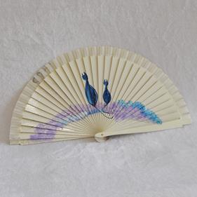 ABANICO clásico, color blanco, dibujo de gatos, madera de arce lacado, tamaño medio | 1982 | Artesania Textil