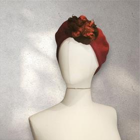 BOINA, granate,  con aplicación de flor en tono fuego en lana enfieltrada | 2355 | Artesania Textil