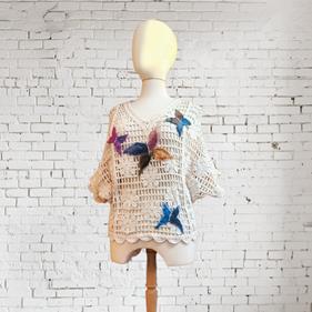 CAMISETA, PULL, calado color crudo con aplicación bordada de mariposa en lana enfieltrada, escote en pico, manga corta | 2490 | Artesania Textil