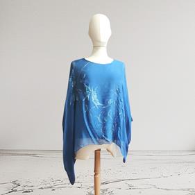 TUNICA ,blusa en gasa de seda, color azulon, dibujo de mariposas | 2527 | Artesania Textil