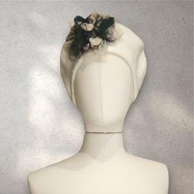 BOINA, crudo con aplicacion de flor en lana enfieltrada. | 2336 | Artesania Textil