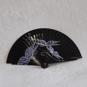 ABANICO de bolsillo, color negro, dibujo de mariposa, madera de arce lacada, tamaño pequeño | 1984 | Artesania Textil