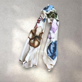 FULAR, en Seda satén, color beig, dibujo de flores multicolores | 1921 | Artesania Textil