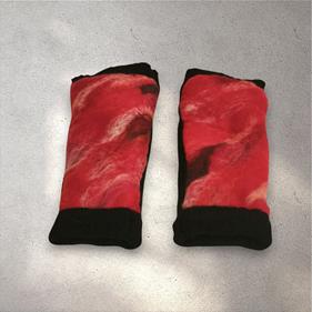 MITON,  negro con patch bordado en lana merino en tono rojo | 2334 | Artesania Textil