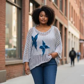 CAMISETA, PULL, calado color celeste con aplicación bordada de mariposa en lana enfieltrada, escote pico | 2486 | Artesania Textil