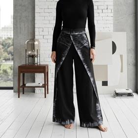 Pantalón, color negro, bordes pintados, en viscosa  sarga plana | 2504 | Artesania Textil