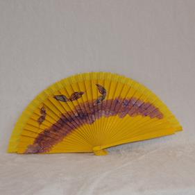 ABANICO clásico, color amarillo, dibujo de mariposa morada, madera de arce lacado, tamaño medio | AC/01048 | Artesania Textil