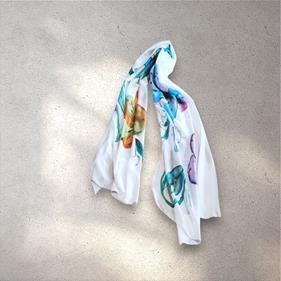 FULAR, en Seda satén, color blanco, dibujo flor multicolor | 1929 | Artesania Textil