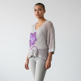 CAMISETA, PULL, calado color malva con aplicación bordada de flor morada en lana enfieltrada, escote pico | 2483 | Artesania Textil