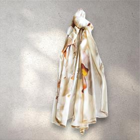 FULAR, en Seda satén, color calabaza, dibujo flor  | 1922 | Artesania Textil