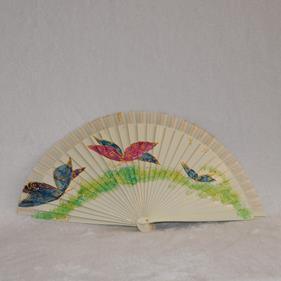 ABANICO clásico, color blanco, dibujo de mariposa multicolor, madera de arce lacado, tamaño medio | AC/01484 | Artesania Textil