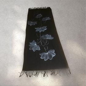 PASMINA, bufanda, color negro, dibujo de flor en blanco, tacto cashmere, lana | 2429 | Artesania Textil