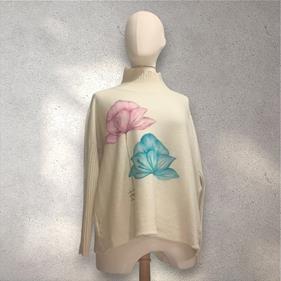 JERSEY, PULL, de corte evasé  y manga de canalé color crudo con dibujo de flores | 2267 | Artesania Textil