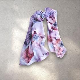 FULAR, en Seda satén, fondo morado, dibujo de acuarela en estrella shibory | 1874 | Artesania Textil