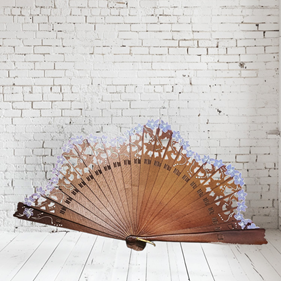 ABANICO baraja con calado,  color natural, dibujo de flor malva, madera de arce lacado, tamaño medio | 2132 | Artesania Textil