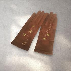 GUANTE camel, con dibujo de florecitas verdes, interior térmico, táctil   | 2437 | Artesania Textil