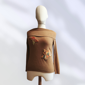 JERSEY, PULL, ajustado, de cuello barco y aplicación de hojas en lana enfieltrada color beig | 2268 | Artesania Textil