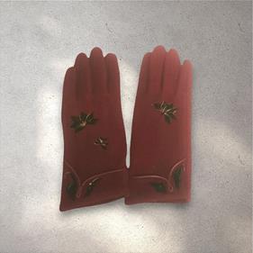 GUANTE, granate, con dibujo de flor en negro, interior térmico, táctil   | 2048 | Artesania Textil