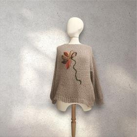 JERSEY, PULL, con hilo de fantasía color arena con flor de lana enfientrada en aplicación | 2257 | Artesania Textil