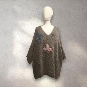 JERSEY, PULL, Maxi pull oversize de hilo de fantasia decolor gris con aplicación de mariposas de lana enfieltradas | 2255 | Artesania Textil