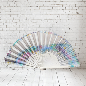 ABANICO pericón, color blanco, dibujo de mancha impresionista multicolor, en madera lacada , tamaño muy grande | 2403 | Artesania Textil