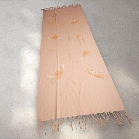 PASMINA, bufanda, color coral, dibujo de flor en blanco, tacto cashmere, lana | 2428 | Artesania Textil