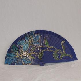 ABANICO clásico, color azul, dibujo de flor, turquesa, madera de arce lacado, tamaño medio | AC/01465 | Artesania Textil