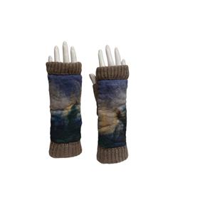 MITON, beig con patch bordado en lana merino en degrade de azul | 2121 | Artesania Textil