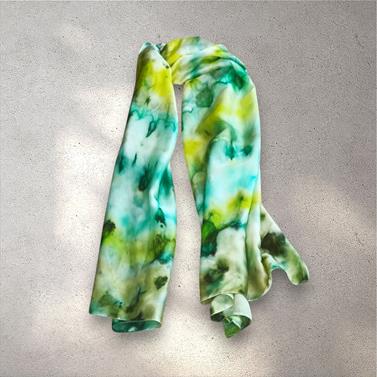 FULAR, en Seda satén, verde lima, dibujo de acuarela  shibory | 2458 | Artesania Textil