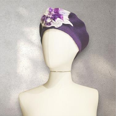 BOINA, morada  con aplicación de flor en crudo y malva en lana enfieltrada | 2343 | Artesania Textil