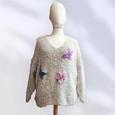 JERSEY, PULL, con hilo de fantasía color gris hielo con aplicacion de mariposas de lana enfientrada  | 2426 | Artesania Textil