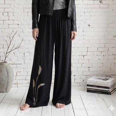 Pantalón, color negro, dibujo de espigas, en viscosa saten | 2500 | Artesania Textil