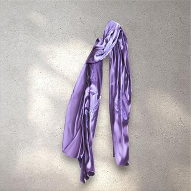 FULAR, en Seda satén, color morado, dibujo flor blanco | 1923 | Artesania Textil