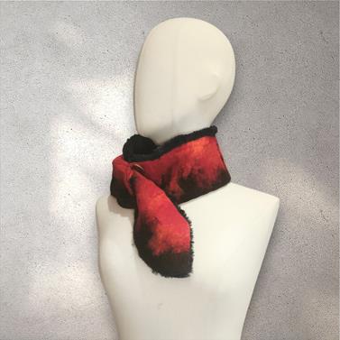 CUELLO, en degrade de rojo a negro, en lana merino afieltrada, con interior de modal tèrmico, para evitar alergias. | 2447 | Artesania Textil