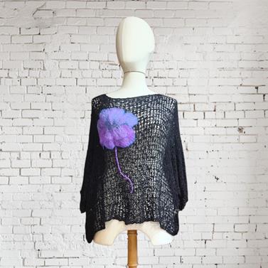 CAMISETA, PULL, calado color negro con aplicación bordada de flor morada en lana enfieltrada, escote en barco, manga francesa | 2474 | Artesania Textil