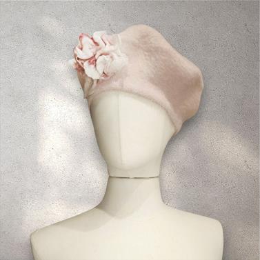 BOINA, color arena,  con aplicación de flor al tono en lana enfieltrada | 2351 | Artesania Textil