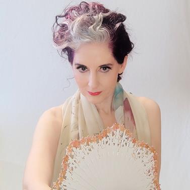 ABANICO baraja con calado,  color blanco, dibujo de flor dorado, madera de arce lacado, tamaño medio | 1884 | Artesania Textil