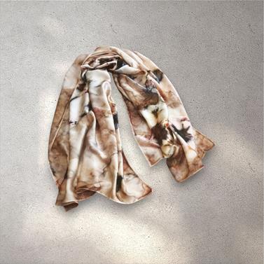 FULAR, en Seda satén, colores beig y arena, dibujo de acuarela shibory | 1873 | Artesania Textil